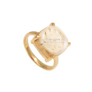 Op de afbeelding: Een gouden ring met een grote, heldere, gefacetteerde edelsteen. De edelsteen is gezet in een klauwbevestiging.