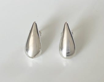 Tropfenförmige Ohrstecker aus reinem Silber 925
