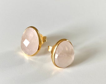 Pendientes de plata de ley bañados en oro y cuarzo rosa con piedra preciosa orgánica facetada de forma elíptica