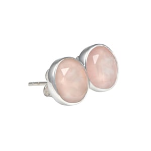Op de afbeelding: Een paar zilveren oorbel studs met roze rozenkwarts edelstenen.