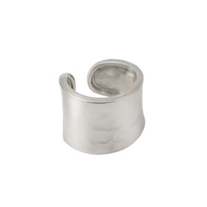 Anillo ancho y grueso de plata martillada: anillo llamativo y audaz de plata esterlina con efecto martillado.
