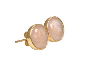 Pendientes de cuarzo rosa en plata de ley bañada en oro con una gema redonda facetada.