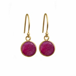 Può includere: Un paio di orecchini pendenti in oro con pietre rotonde rosa.