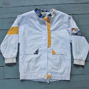 Vintage wit blauw geel nautische stijl jas met rits en knoop, asymmetrisch mouwpatroon en trekkoord - Boating Yacht Anchor Mariel