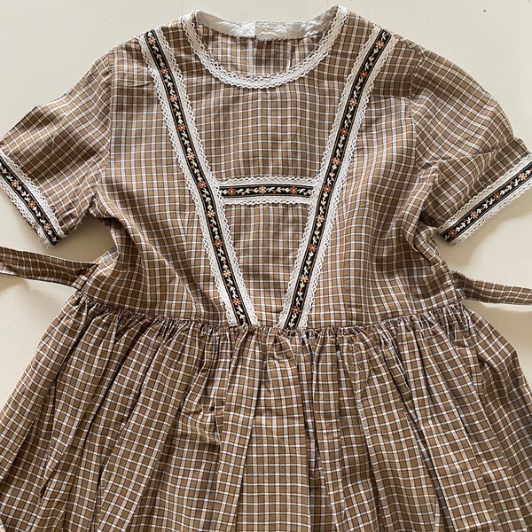 Vintage 50s Kids Checked School Girl Dress Brown with Crochet Floral Trim High Waisted Fit and Flare Tie Back Estimated Size 4T