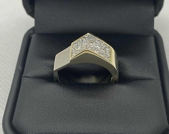 Hermosa banda de diamantes personalizada en oro amarillo y blanco de 14 k
