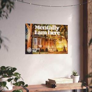 Peut inclure: Une affiche de style vintage avec une maison jaune et le texte "Mentally I am here." L'affiche présente également un logo pour "The Land" au centre Epcot.