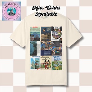 Pu&ograve; includere: T-shirt color crema con un collage di manifesti di viaggio Disney vintage. La maglietta include il testo "More Colors Available" in un font retr&ograve;. Un logo circolare con un castello si trova nell'angolo in alto a sinistra.