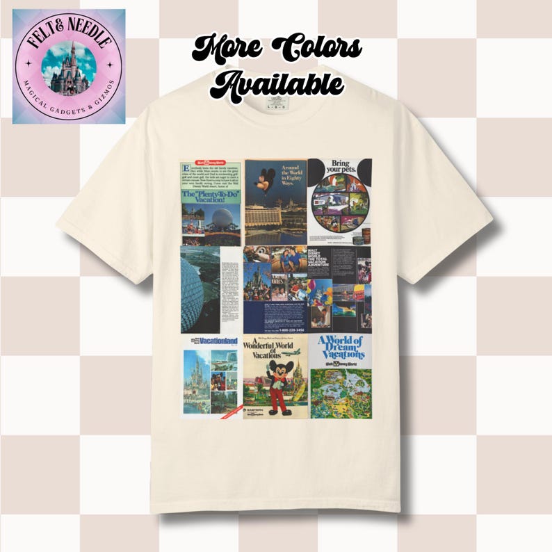 Pu&ograve; includere: T-shirt color crema con un collage di manifesti di viaggio Disney vintage. La maglietta include il testo "More Colors Available" in un font retr&ograve;. Un logo circolare con un castello si trova nell'angolo in alto a sinistra.