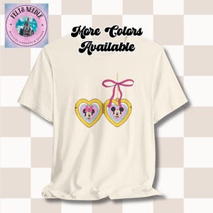Mickey en Minnie T-shirt met gouden hart medaillon, shirt Disney-paar, romantische Valentijnsdagtop, klassiek cartoon grafisch T-shirt, vintage stijl