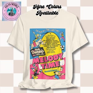 Könnte beinhalten: Cremefarbenes T-Shirt mit einem farbenfrohen Grafikdesign aus Walt Disneys "Melody Time". Das Design zeigt Zeichentrickfiguren und den Filmtitel. Der Text "More Colors Available" ist ebenfalls vorhanden. Das T-Shirt hat kurze Ärmel und einen Rundhalsausschnitt.