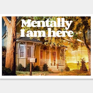 Puede incluir: Una impresión que muestra una casa amarilla con porche, buzón y árbol. El texto "Mentally I am here" se muestra en blanco en la parte superior. La escena está ambientada durante una puesta de sol, con un columpio colgando de una rama.