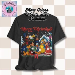 Retro Mickey Christmas Tee, świąteczna koszulka unisex, vintage Merry Christmas Top, świąteczna koszulka Disney, odzież z lat 80. i 90. Singing Carols
