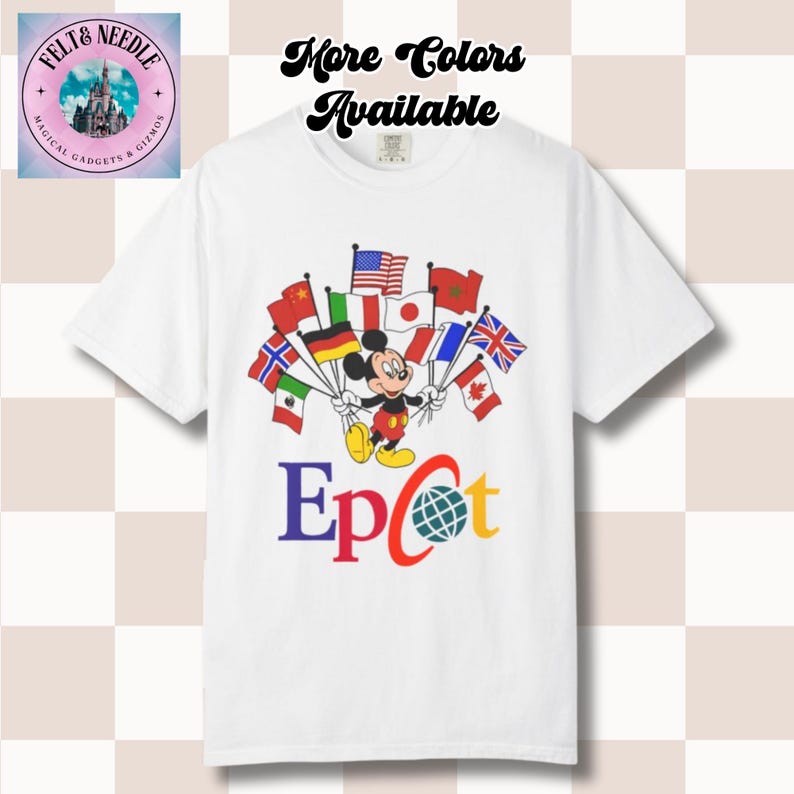 Puede incluir: Camiseta blanca con Mickey Mouse sosteniendo banderas de varios pa&iacute;ses. La palabra "Epcot" est&aacute; impresa en azul, rojo y amarillo. La camiseta tambi&eacute;n tiene el texto "More Colors Available".