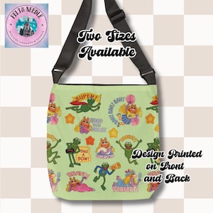 以下が含まれることがあります： ミッキーマウスのキャラクターが繰り返しプリントされた緑と白のキャンバス製のショルダーバッグ。バッグには調節可能な黒いストラップとジッパーが付いています。バッグには「Super!」「Good for you!」「Take a bow!」「Bravo!」「Hooray!」「Perfect!」「Real!」「Superstar!」「Rah! Rah! Rah!」の文字が書かれています。