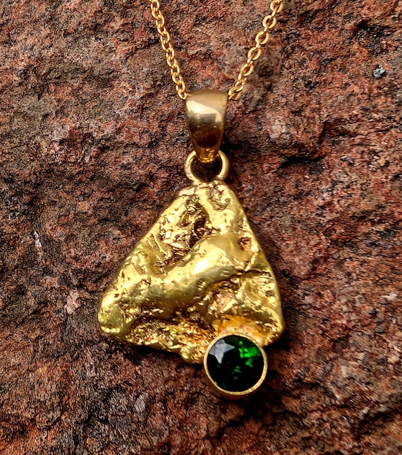 超美品 Golden Nugget 緑 カジノデック ゴールデンナゲット Gold Nugget Pendant & Chrome Diopside - Brilliant Green Gemstone