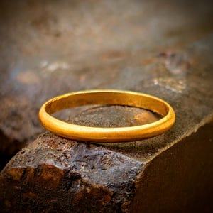 Bague fine en or 24 carats, or pur massif, délicatement forgée à la main, pureté 999/1000.