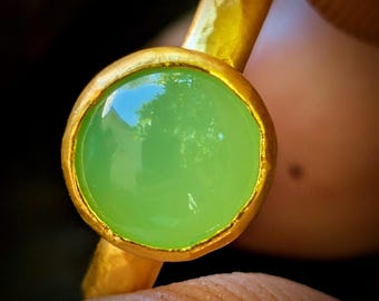 Anillo de oro macizo de 24k y crisoprasa verde espuma de mar, talla 5.5, cabujón pulido brillante (N1866)