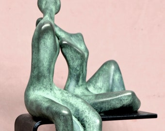 Statue  d'art modern, jeune couple sur piédestal