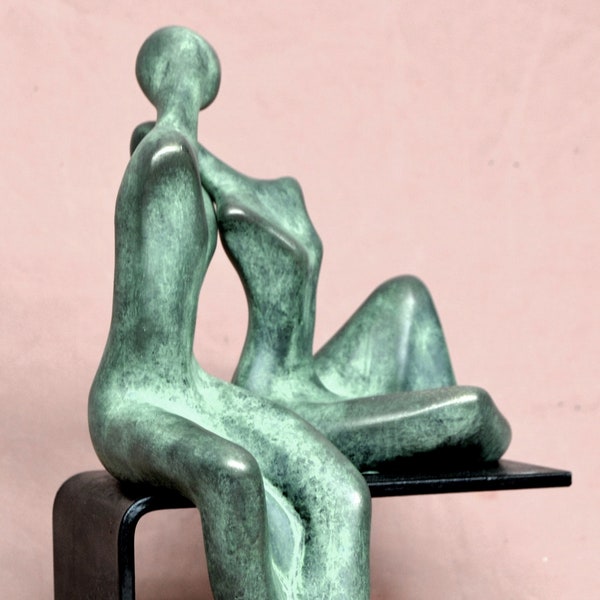 Statue  d'art modern, jeune couple sur piédestal