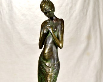 Figura de joven mujer, bronce colado en frío sobre resina