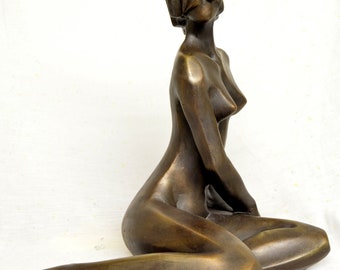 Skulptur gesetzte Frau auf dem Boden