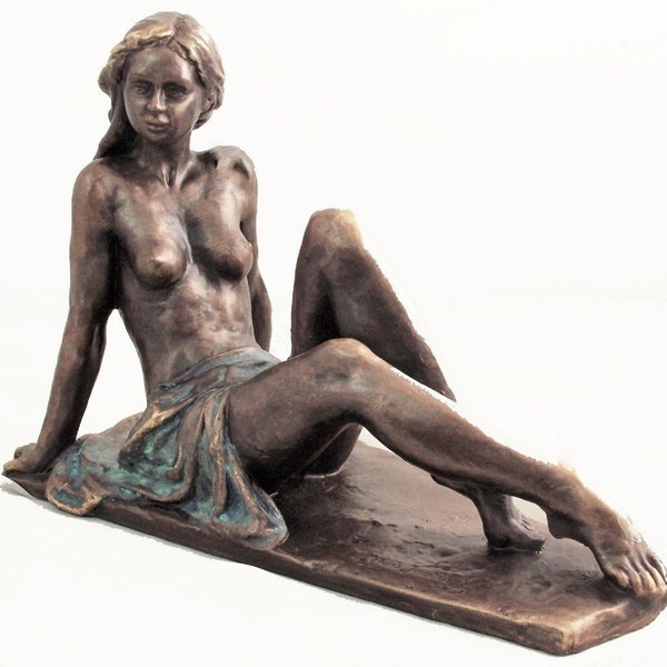 Magnifique sculpture  femme assise sur socle