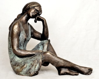 Estatua de bronce sintético sobre resina , mujer sentada en el suelo