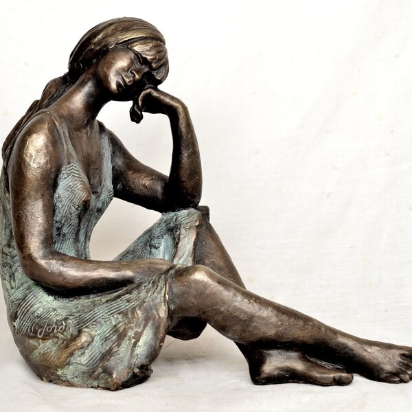 Statue style classique, jeune femme assise sur le sol