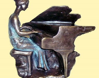 Music theme statuette, pianist in concert