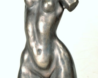 Torse, figure d'une femme, sculpture faite à la main en bronze sur un noyau de résine, signée par l'auteur