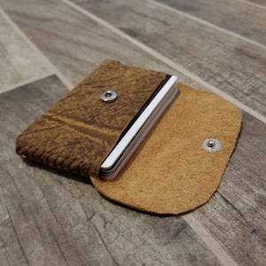 Soporte para tarjeta de cuero angustiado