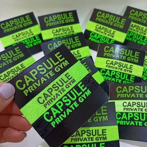 50 custom set van twee polsbandjes, de ene glow in the dark en de andere Reflecterend plus Elastische polsbandjes promotiekaart Brandingmateriaal