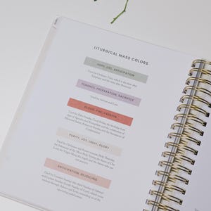 Peut inclure: Ensemble de trois mugs en c&eacute;ramique avec une finition mate et mouchet&eacute;e. Les tasses sont de couleur cr&egrave;me, gris clair et gris fonc&eacute;. Design simple et minimaliste.