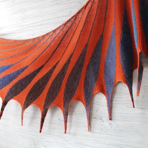 Handgestrickte Feder Stola, breiter Schal Vogel Flügel Schulter wickeln Cottagecore Boho Festival Schal Handarbeit Wolle Jahrestag Geschenk für Frau