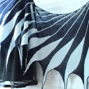 Vogel Flügel Schal – Handgestrickter Wollschal – Schultertuch – Dunkelblauer Feder Schal – Asymmetrisches Cape – Boho Festival Stola