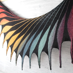 Handgestrickte Feder Stola Breiter Schal Vogel Flügel Schulter wickeln Cottagecore Boho Festival Krähen Stola handgemachter Wollschal Phoenix Art Schal