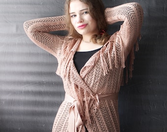 Ręcznie robiony na drutach kardigan boho z frędzlami: kimono z wiskozy i jedwabiu