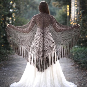 Xale de lã merino tricotado à mão: franjas marrons com glitter, estilo boho para casamento.