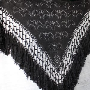 K&ouml;nnte beinhalten: Schwarzer H&auml;kel-Schal mit geometrischem Muster und Fransenbesatz.