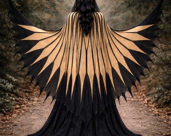 Capa larga de plumas negras y doradas, capa corta de alas de pájaro tejida a mano, cubre hombros.