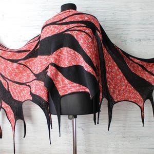 Gestrickte Feder Stola Breiter Schal Schwarz rote Vogelflügel Schulter wickeln Übergroße asymmetrische Kap Jahrestag Geschenk für Frau Spannweite Kunst Schal