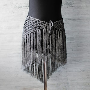 Ceinture argentée à franges au crochet : châle écharpe de danse orientale