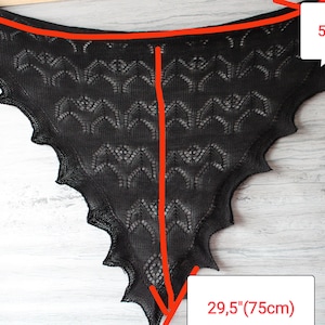 K&ouml;nnte beinhalten: Schwarzer Spitzenschal mit Fledermausfl&uuml;gel-Design. Er ist 145 cm breit und 75 cm lang.