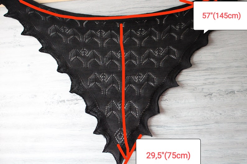 K&ouml;nnte beinhalten: Schwarzer Spitzenschal mit Fledermausfl&uuml;gel-Design. Er ist 145 cm breit und 75 cm lang.