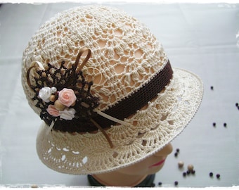 Vintage beige hat with flower