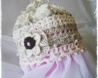 Beige vintage crochet hat with flower and beads