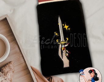 ブック/Kindleスリーブ - 手と短剣、刺繍入りハンドメイドキルティング、総裏地付き - 3種類の肌色オプション