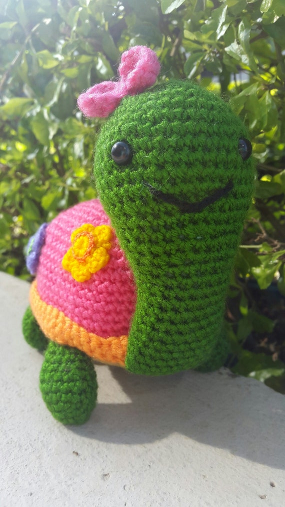 Patrón gratis de amigurumi caracol a ganchillo.