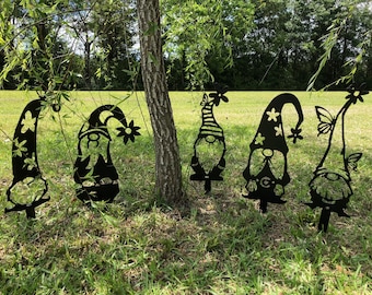 Gnomos de jardín de metal con estacas: decoración primaveral para el jardín.